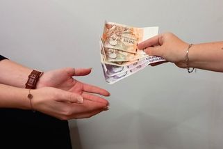 Mají nemovitosti i drahá auta a přesto dosáhnou na sociální dávky. Tak vypadá chystaná reforma